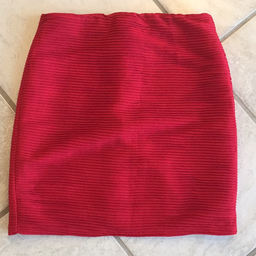 Textured red skirt, super cute!